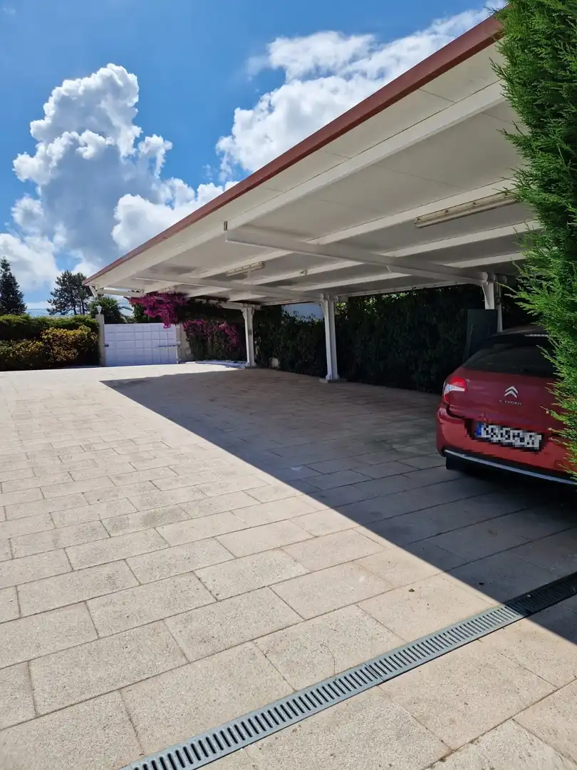 Aparcament de Casa o xalet en venda en Oleiros amb Calefacció, Jardí privat i Terrassa