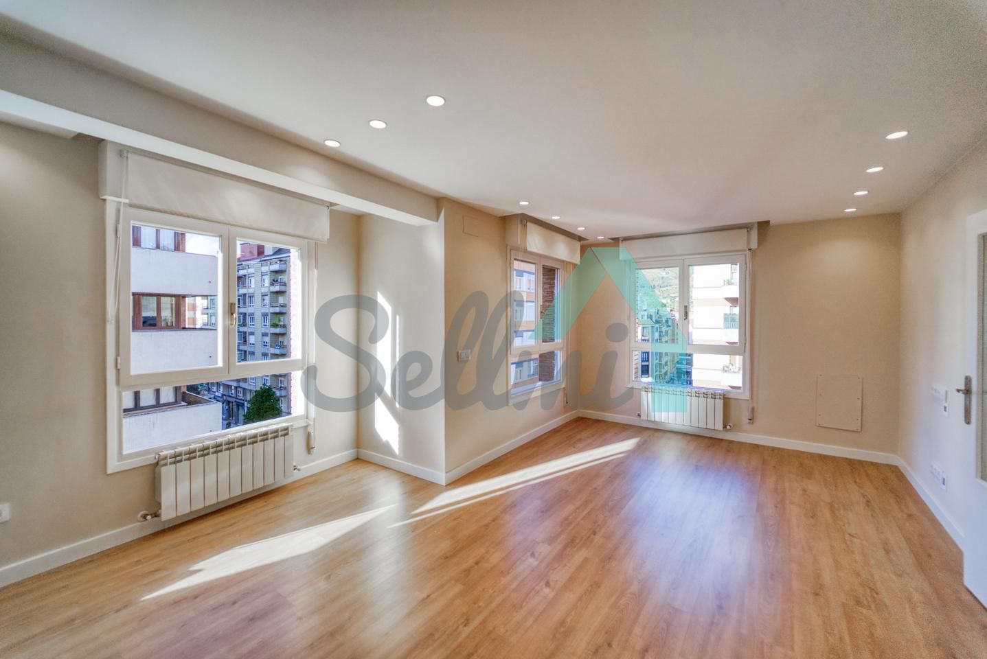 Sala d'estar de Pis de lloguer en Oviedo  amb Calefacció i Traster