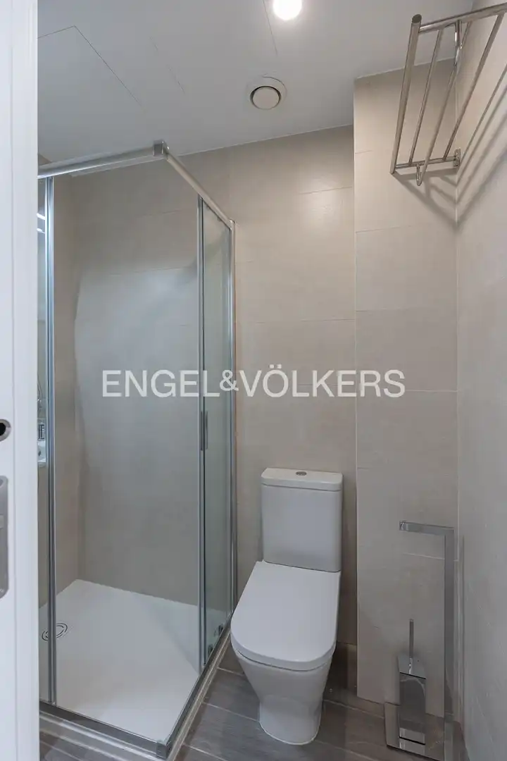 Badezimmer von Wohnung zur Miete in Madrid mit Klimaanlage, Heizung und Schwimmbad