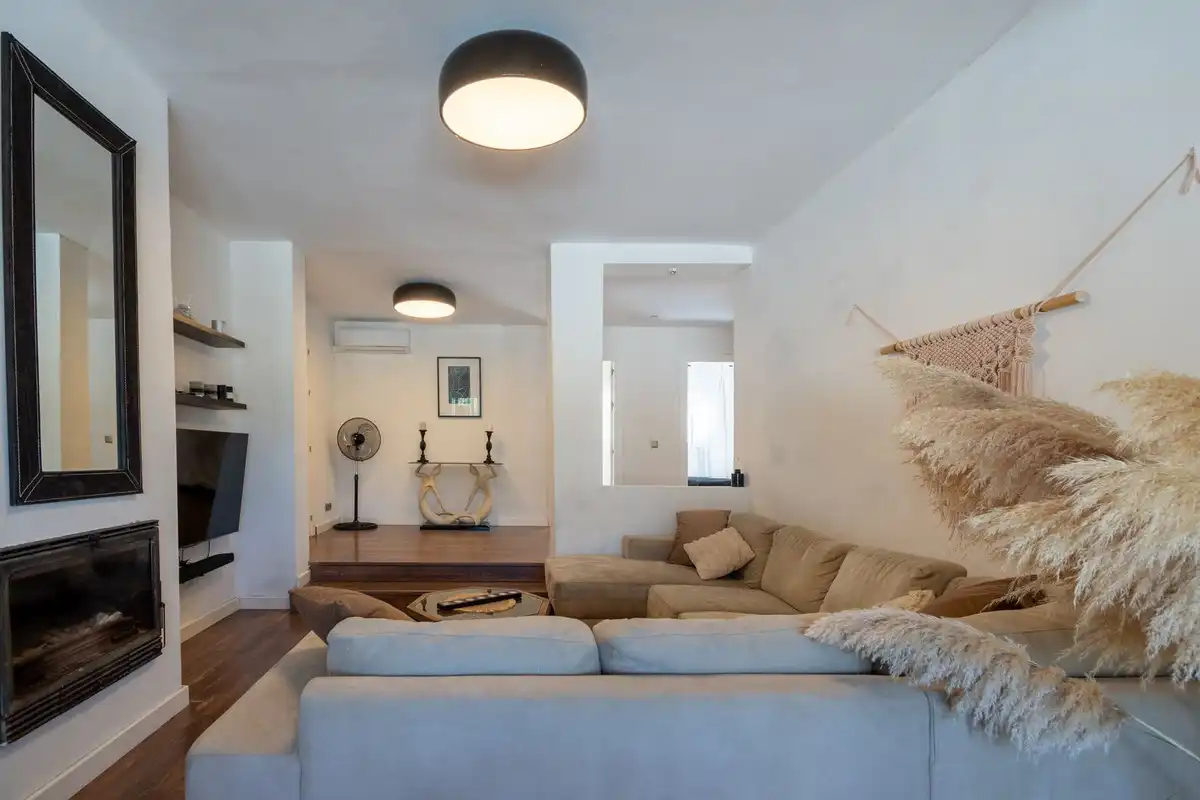 Sala d'estar de Casa adosada en venda en Manilva amb Aire condicionat, Terrassa i Piscina comunitària