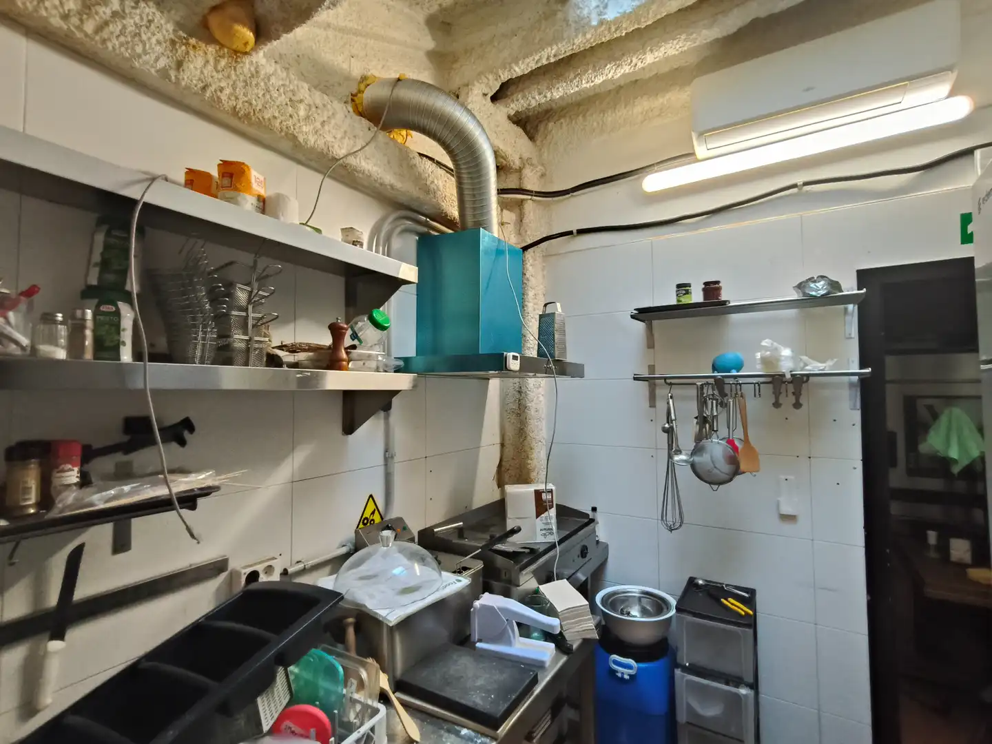 Cuina de Local de lloguer en Barcelona amb Aire condicionat i Moblat