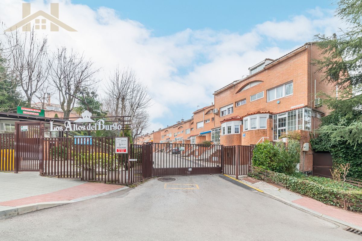 Vista exterior de Casa o xalet en venda en Las Rozas de Madrid amb Jardí privat, Traster i Piscina comunitària