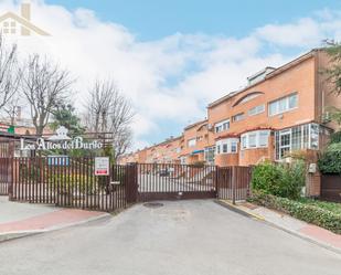 Vista exterior de Casa o xalet en venda en Las Rozas de Madrid amb Jardí privat, Traster i Piscina comunitària