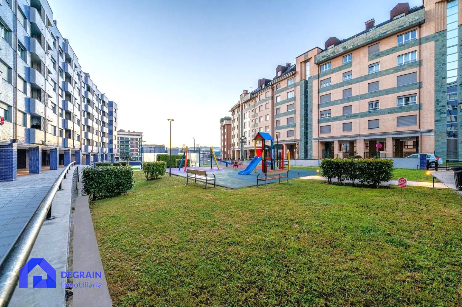 Vista exterior de Piso en venta en Oviedo  con Calefacción, Jardín privado y Trastero