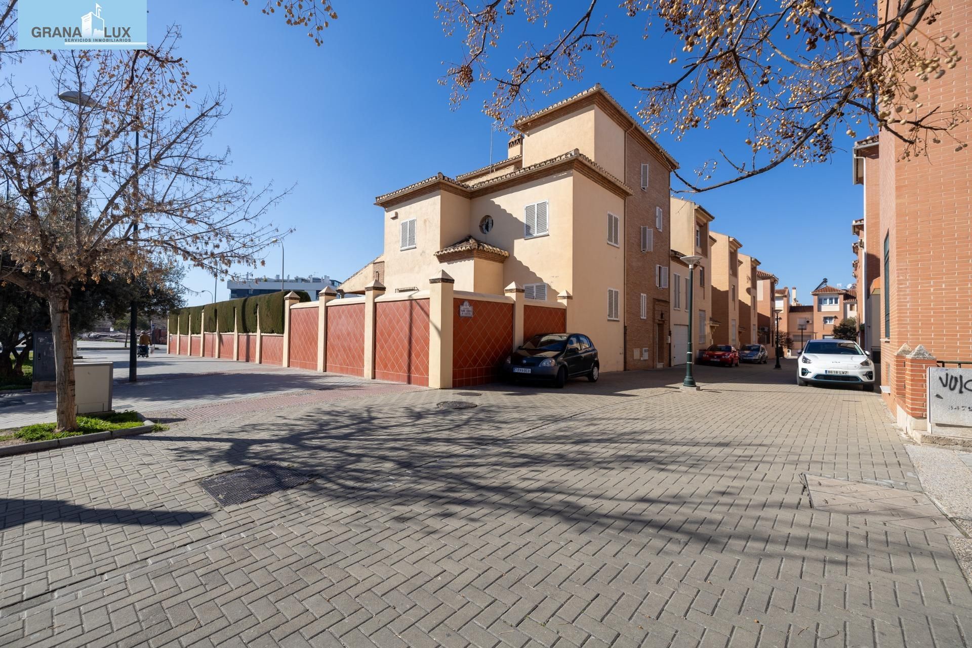 Vista exterior de Casa adosada en venda en  Granada Capital amb Aire condicionat, Calefacció i Terrassa