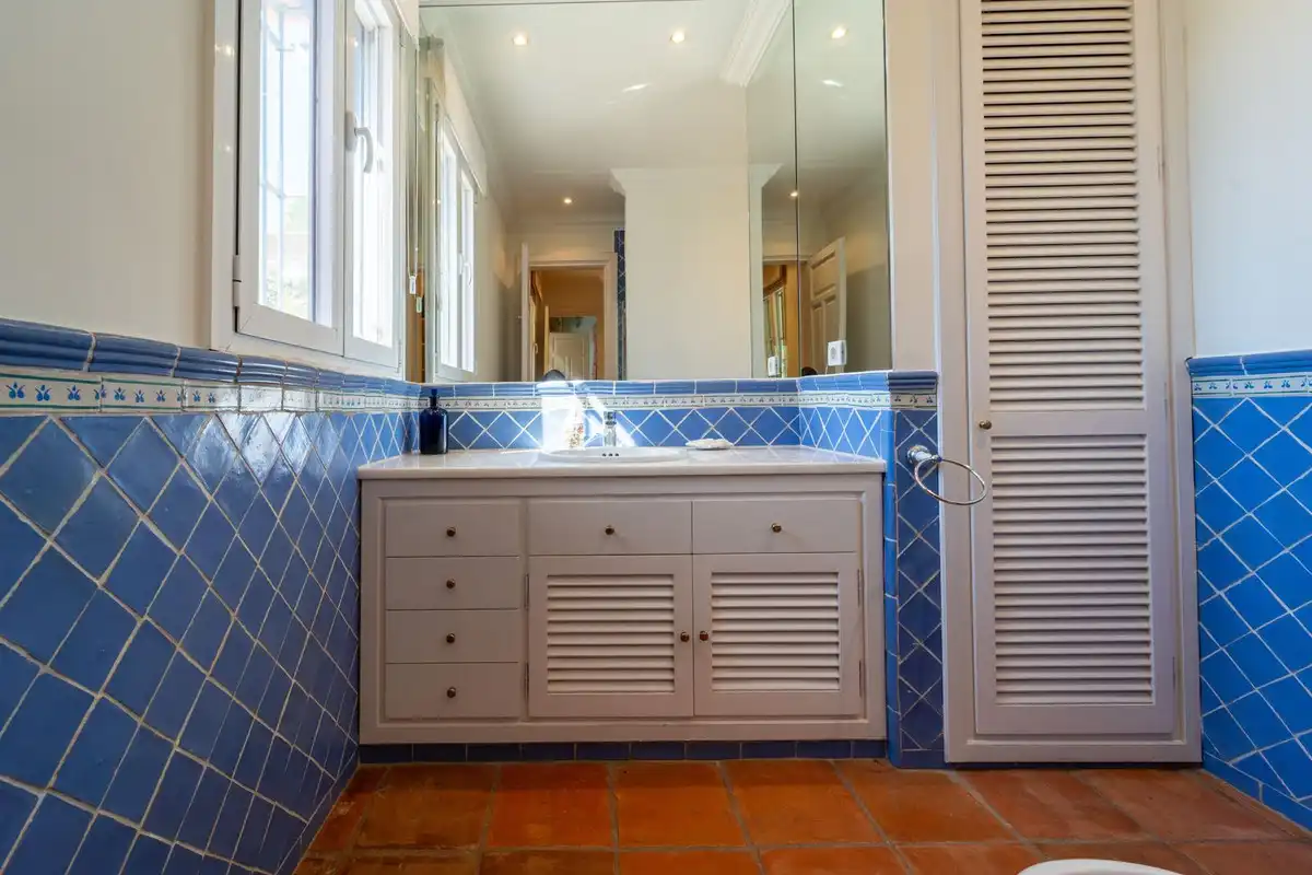 Baño de Apartamento de alquiler en Benahavís con Aire acondicionado, Jardín privado y Terraza