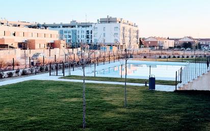 Schwimmbecken von Wohnung miete in Alovera mit Heizung, Terrasse und Abstellraum