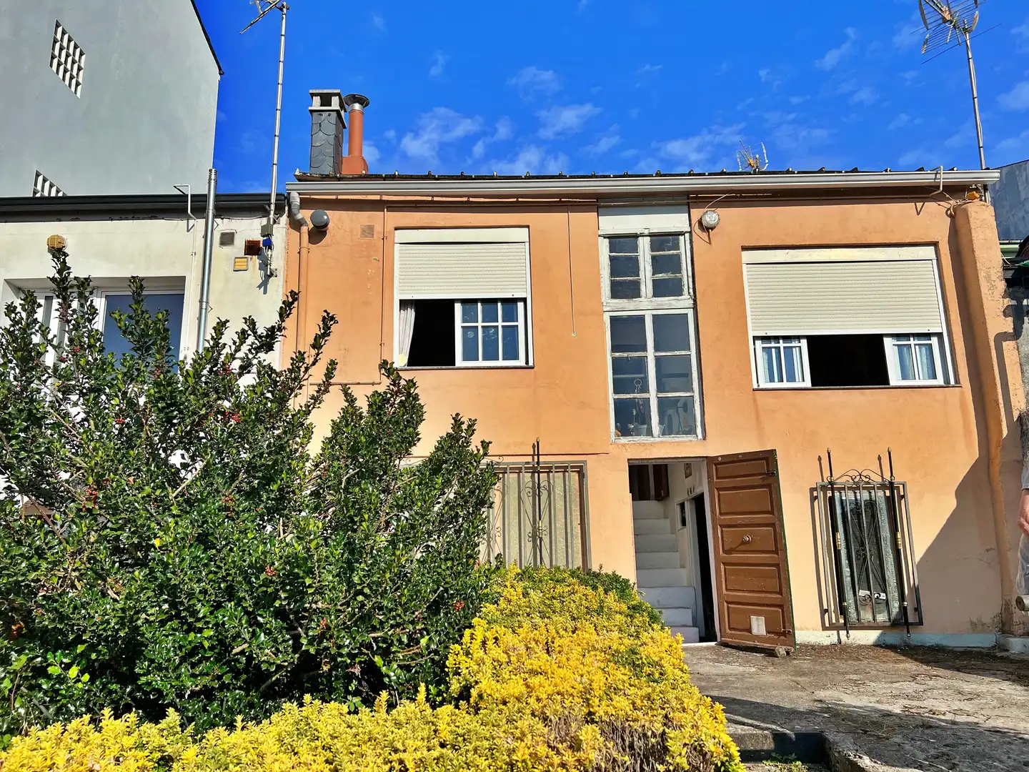 Vista exterior de Casa o xalet en venda en Lugo amb Calefacció, Jardí privat i Rentadora