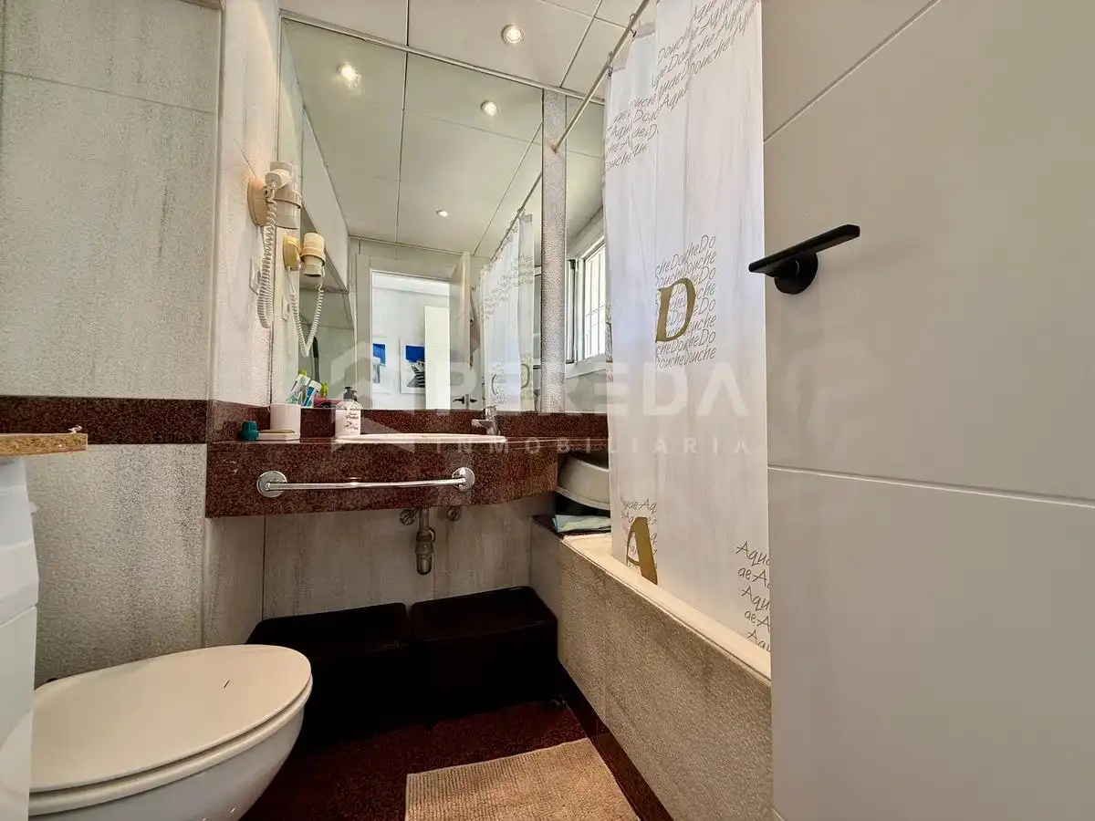 Badezimmer von Erdgeschoss zum Verkauf in Roquetas de Mar mit Privatgarten, Möbliert und Gemeinschaftspool