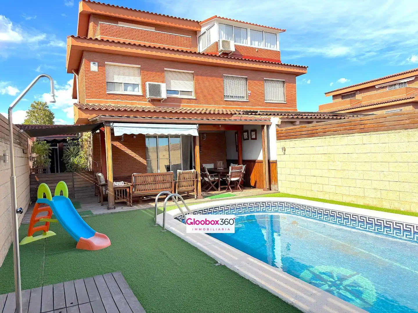 Schwimmbecken von Einfamilien-Reihenhaus zum Verkauf in Reus mit Klimaanlage, Heizung und Privatgarten