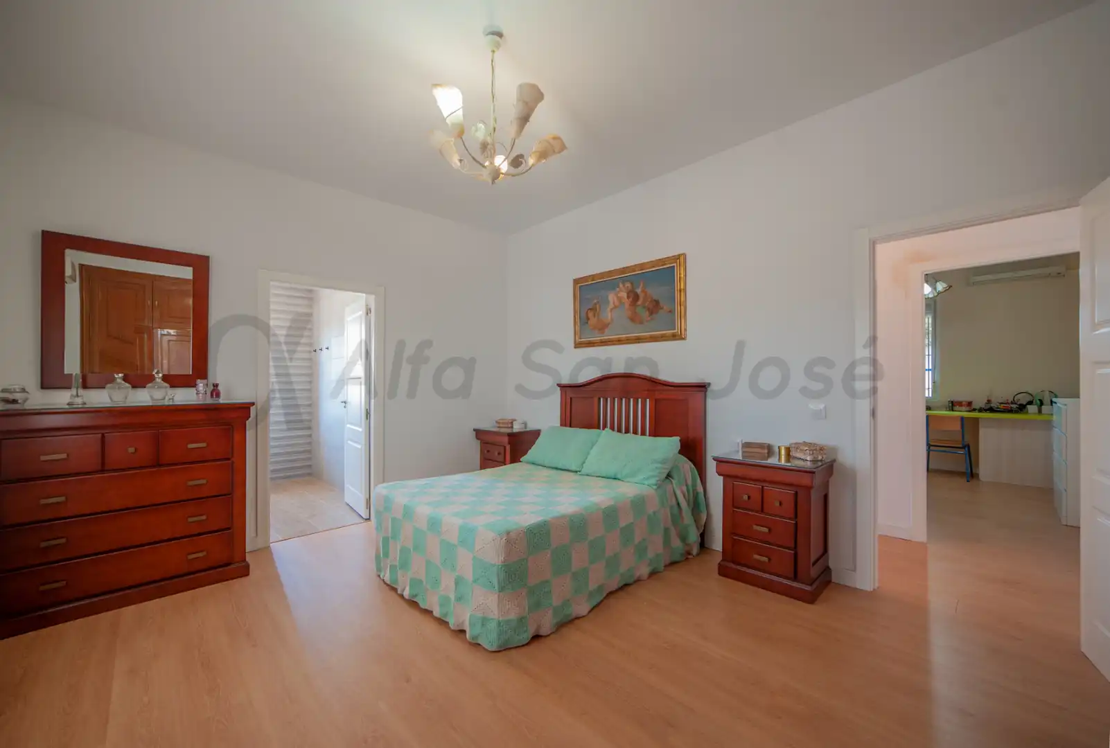 Dormitori de Casa o xalet en venda en La Rinconada amb Aire condicionat, Jardí privat i Piscina