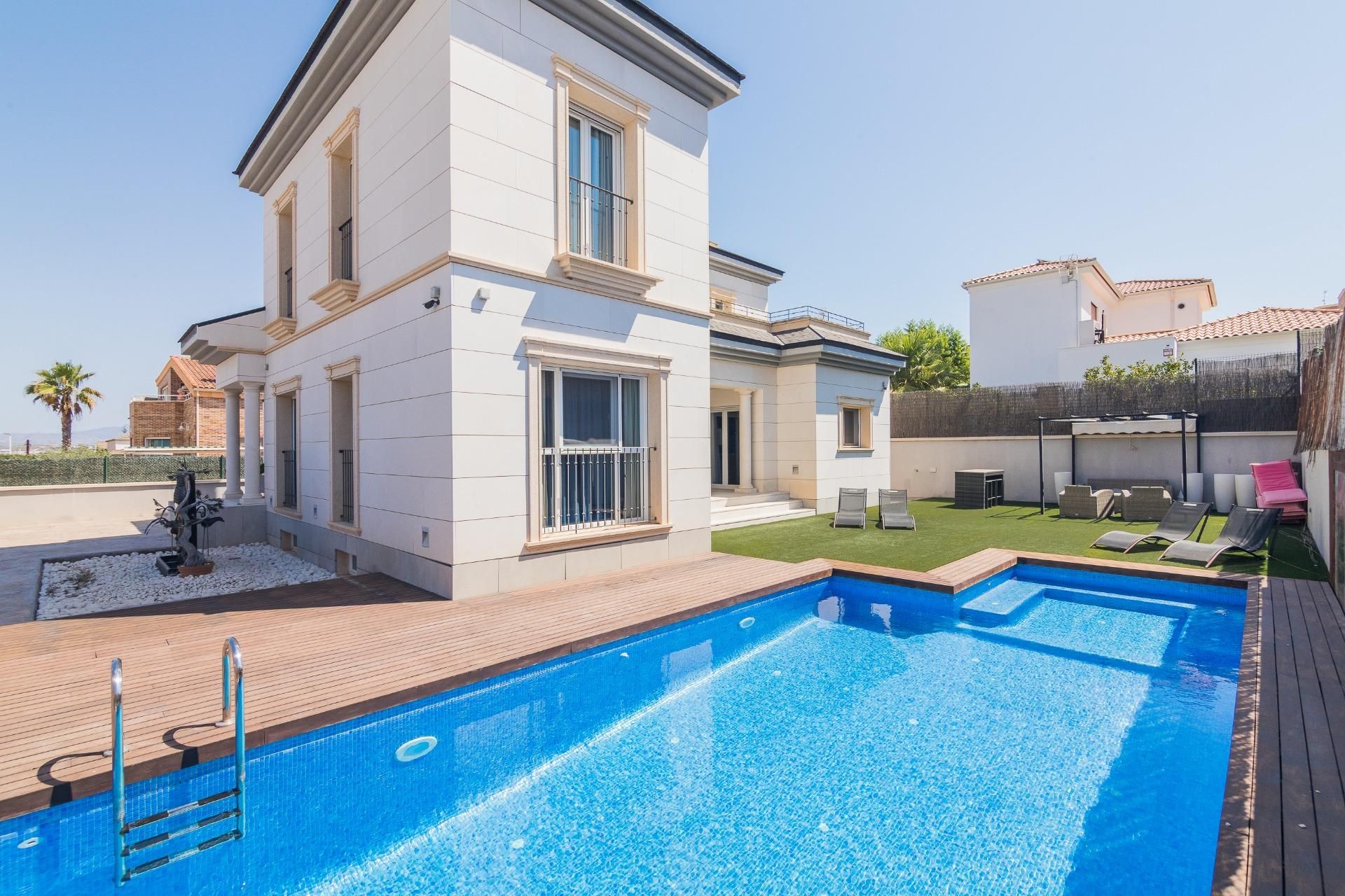 Swimming pool of House or chalet for sale in Elche / Elx  with Air Conditioner, Private garden and Parquet flooring