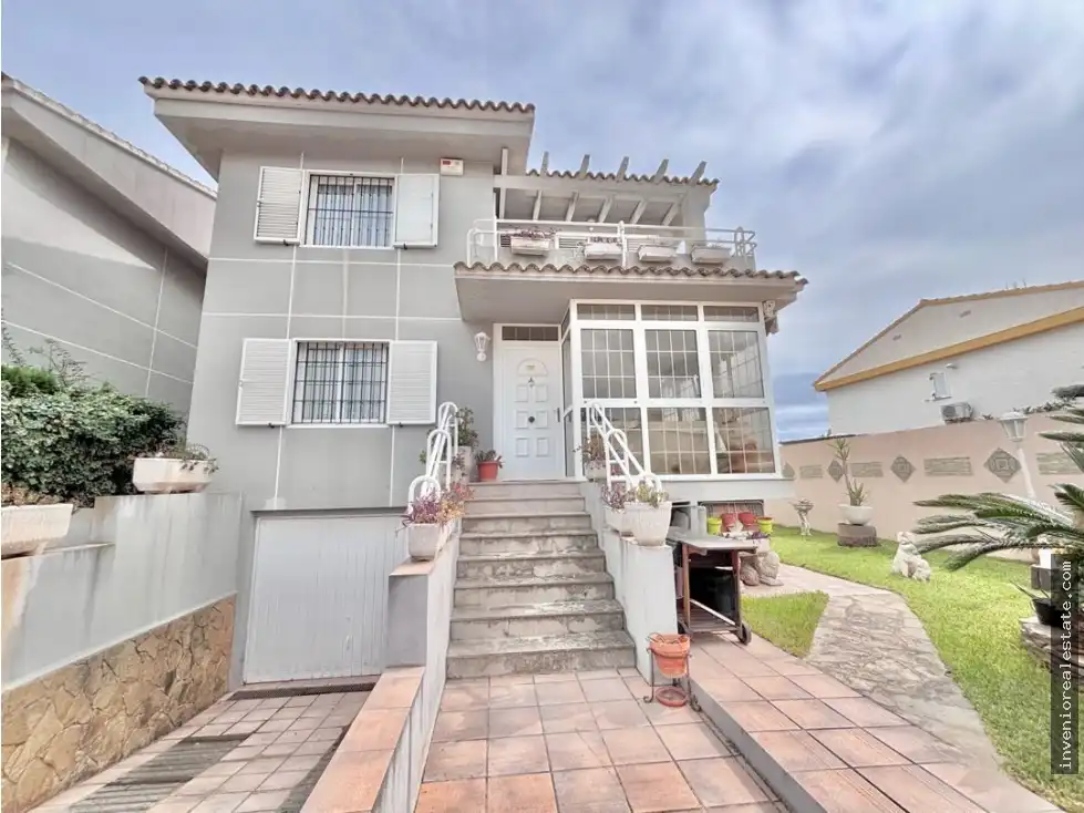 Vista exterior de Casa o xalet en venda en Benicasim / Benicàssim amb Terrassa i Piscina