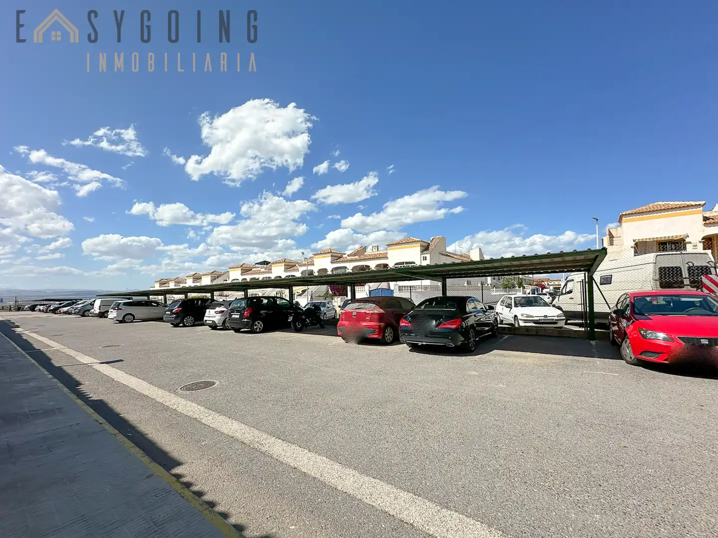 Parkplatz von Einfamilien-Reihenhaus zum Verkauf in Santa Pola mit Klimaanlage, Terrasse und Gemeinschaftspool