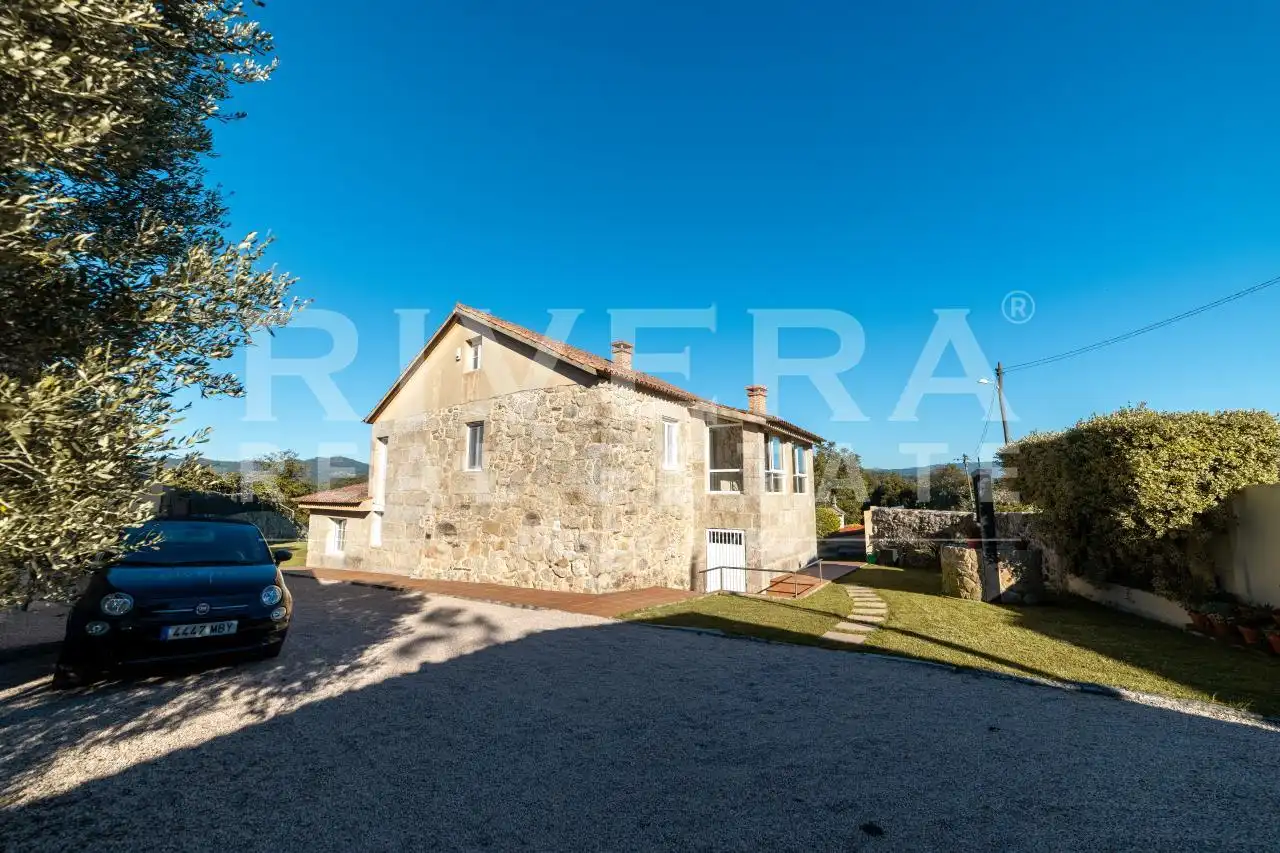 Vista exterior de Casa o xalet en venda en Nigrán amb Calefacció, Jardí privat i Moblat