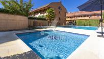 Piscina de Casa adosada en venda en Alcalá de Henares amb Aire condicionat, Terrassa i Piscina