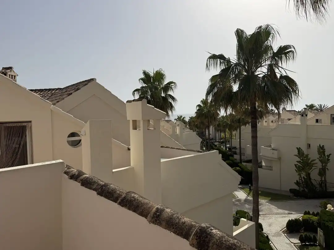 Vista exterior de Casa adosada en venta en Marbella con Jardín privado, Terraza y Trastero