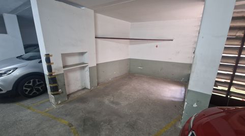 Parking para coche mediano con fácil acceso.