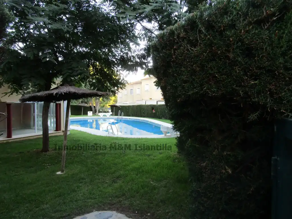 Schwimmbecken von Einfamilien-Reihenhaus zum Verkauf in Islantilla mit Terrasse, Möbliert und Waschmaschine