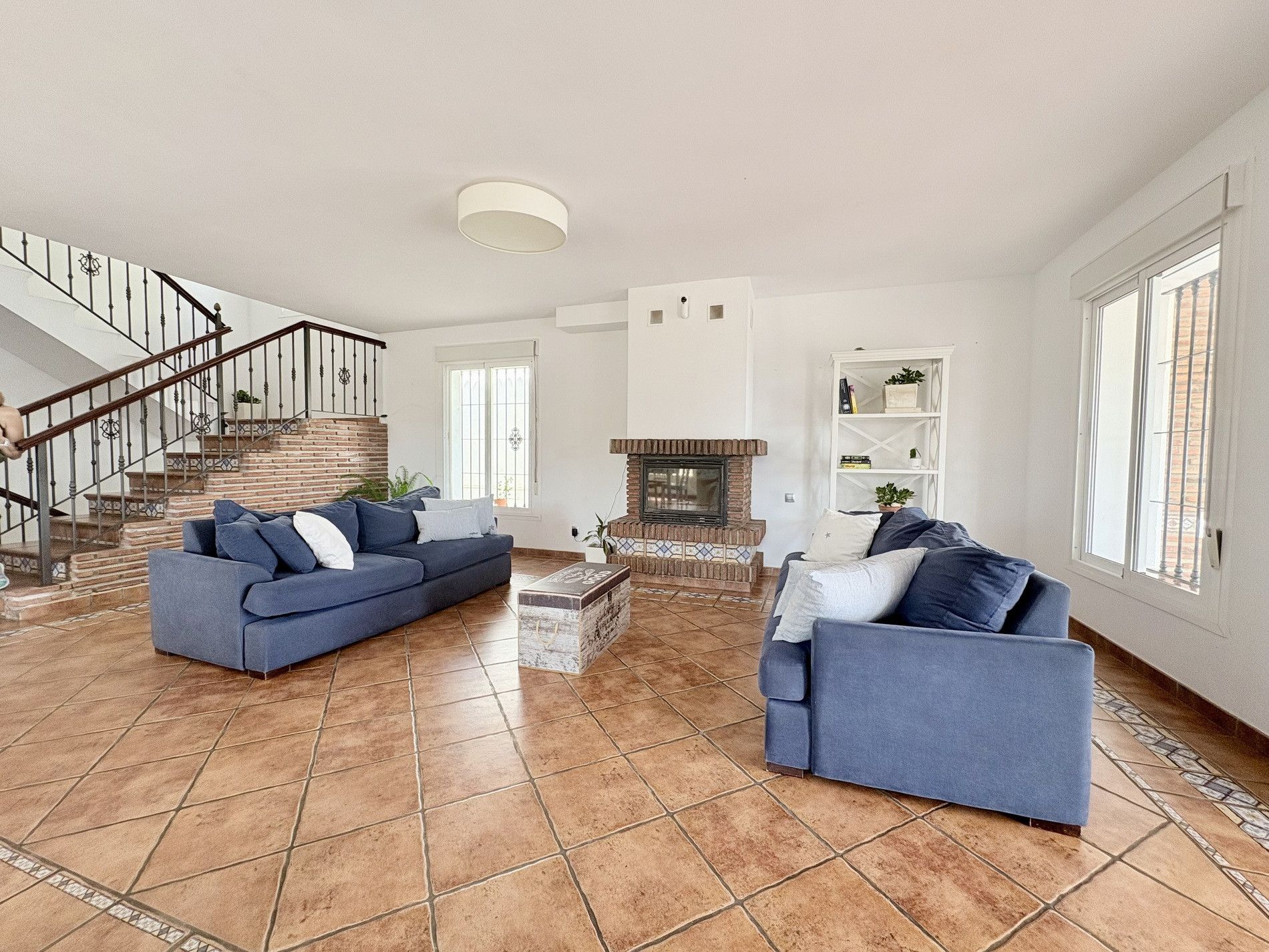 Sala d'estar de Casa o xalet en venda en Marbella amb Aire condicionat, Jardí privat i Piscina
