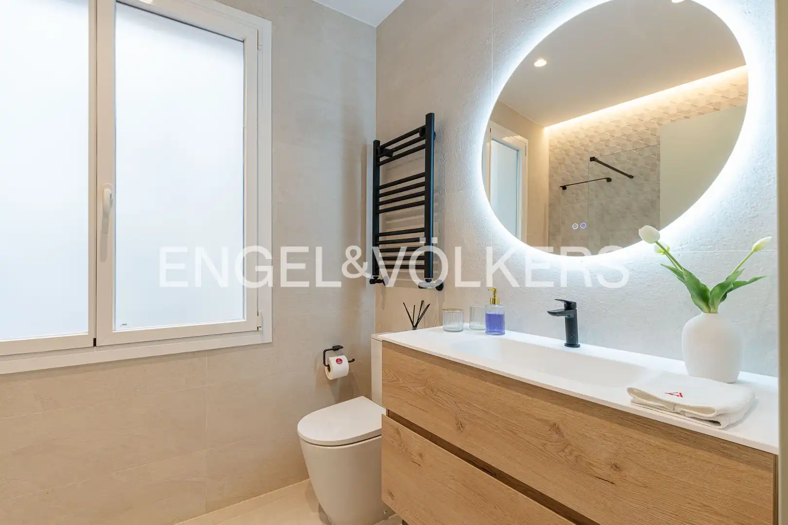 Badezimmer von Wohnung zum Verkauf in Madrid mit Klimaanlage und Heizung