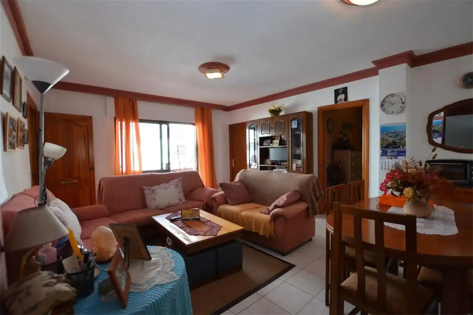 Wohnzimmer von Einfamilien-Reihenhaus zum Verkauf in Nerja mit Klimaanlage und Balkon