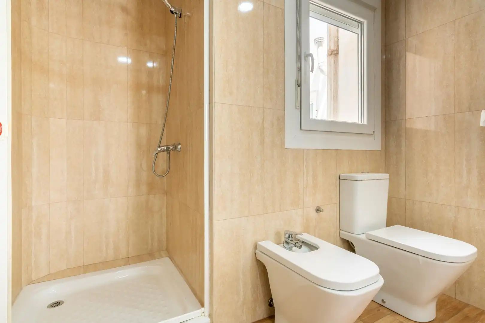 Badezimmer von Wohnung zur Miete in Almería mit Klimaanlage, Heizung und Terrasse