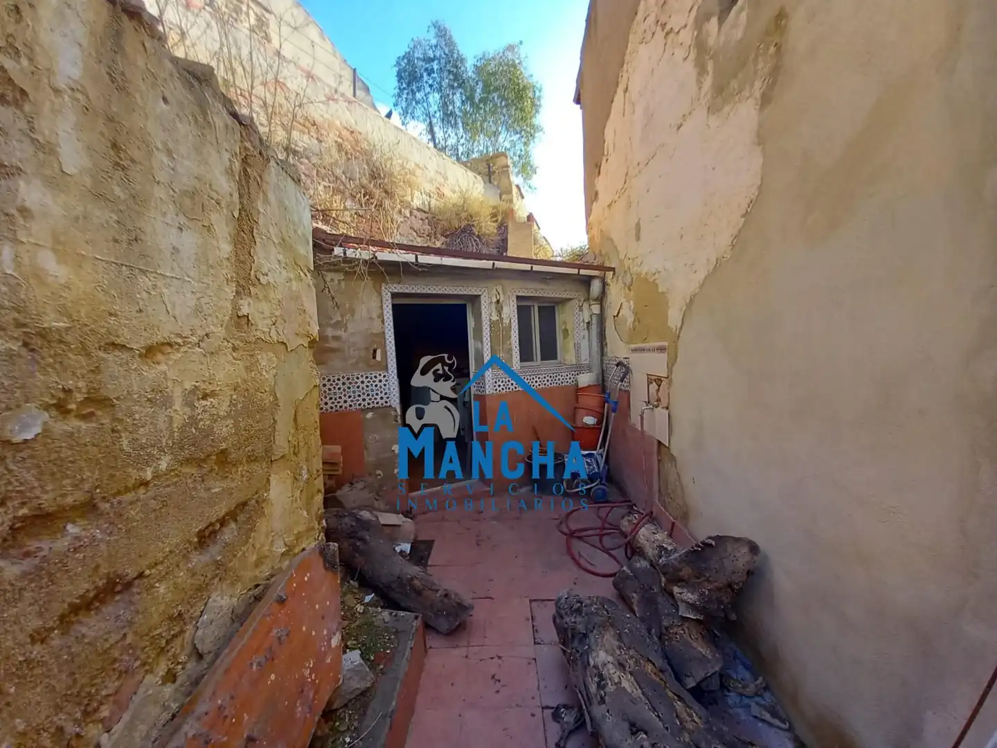 Exterior view of Houses for sale in Chinchilla de Monte-Aragón  with Furnished