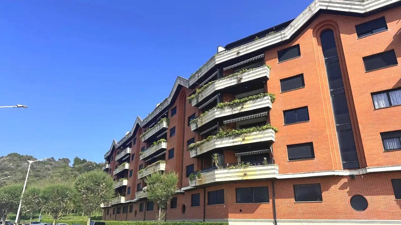 Vista exterior de Piso en venta en Castro-Urdiales con Calefacción, Trastero y Amueblado