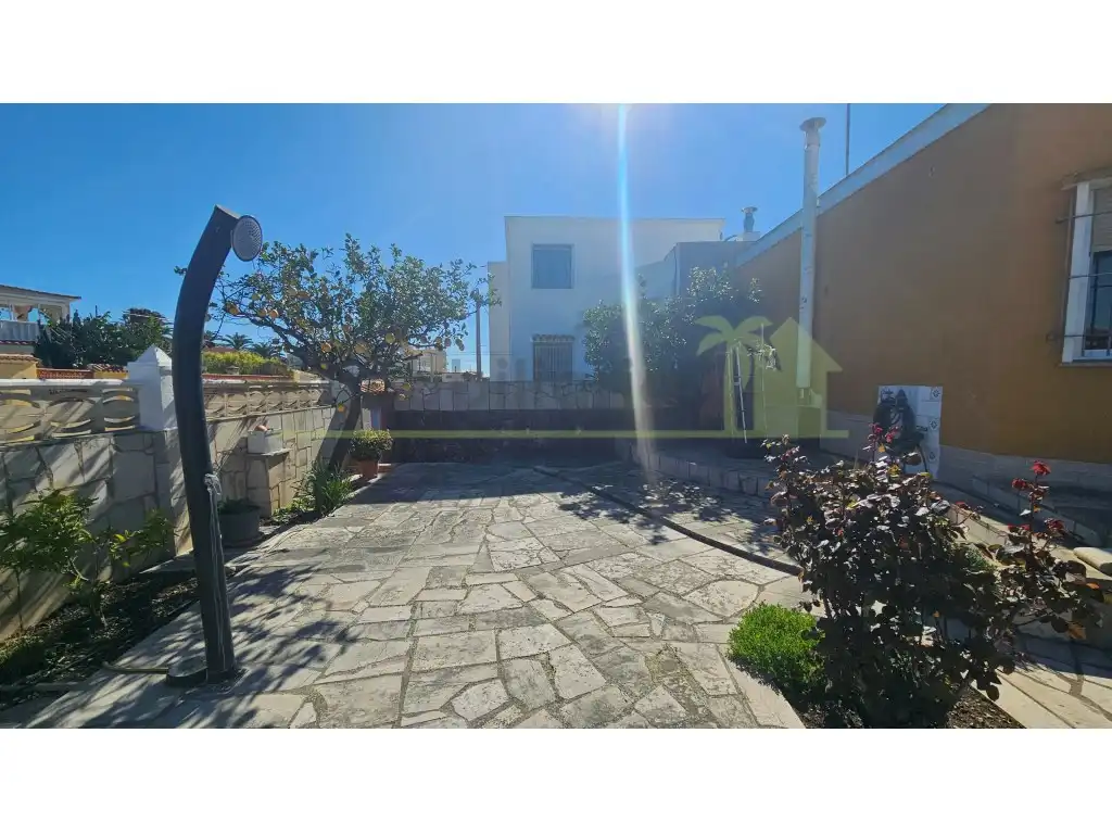 Vista exterior de Casa o xalet en venda en Vinaròs amb Aire condicionat, Calefacció i Jardí privat