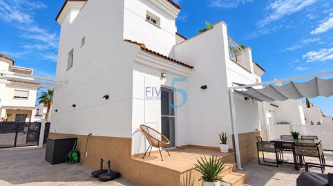 Villa de 2 dormitorios totalmente renovada orientada al sureste, con solario privado y piscina comunal, La Marina! Situada en una, imatge 2