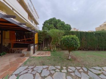 Baixos amb jardí en venda a Calahonda