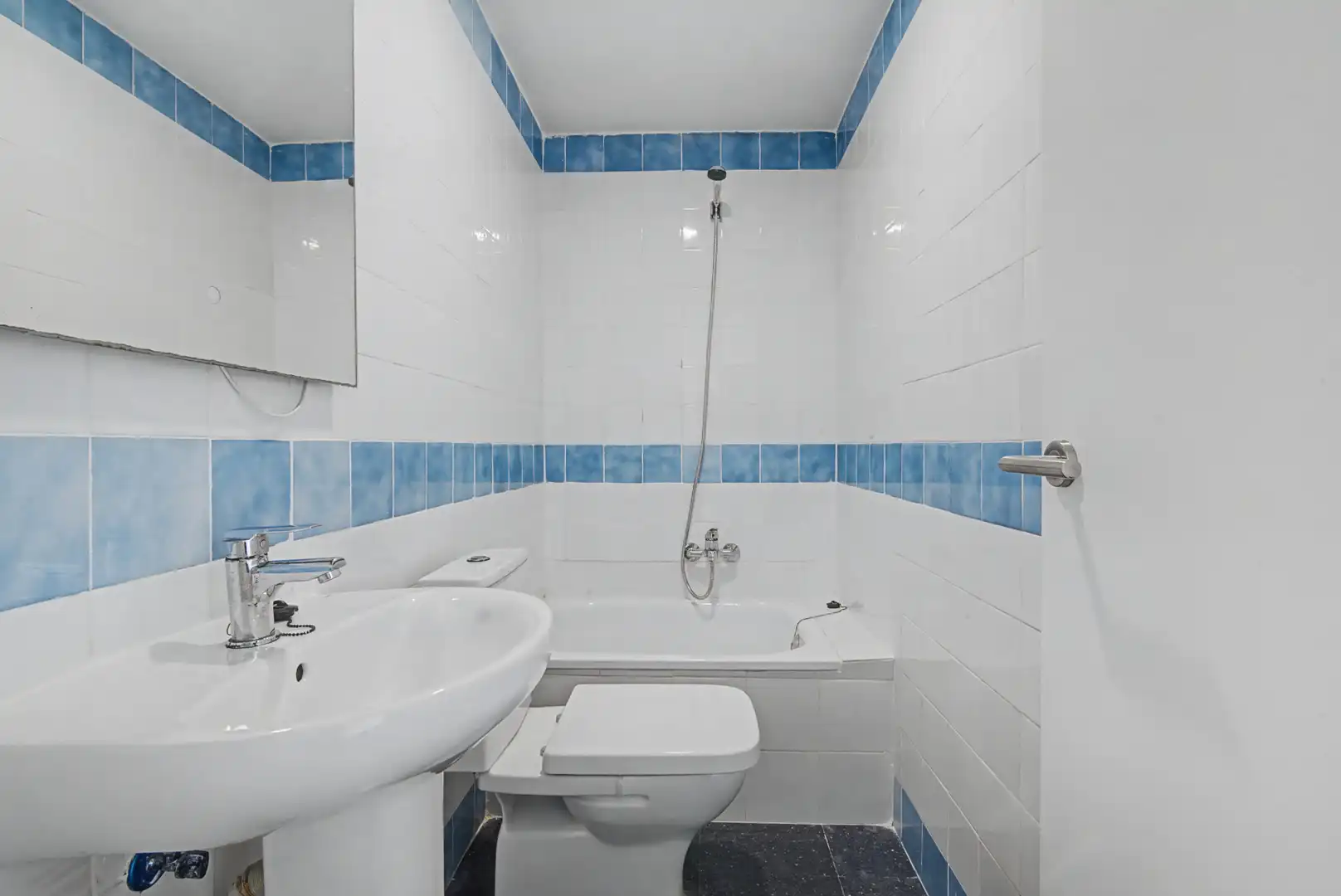 Bathroom of Flat for sale in Valencia  with Air Conditioner and Terrace