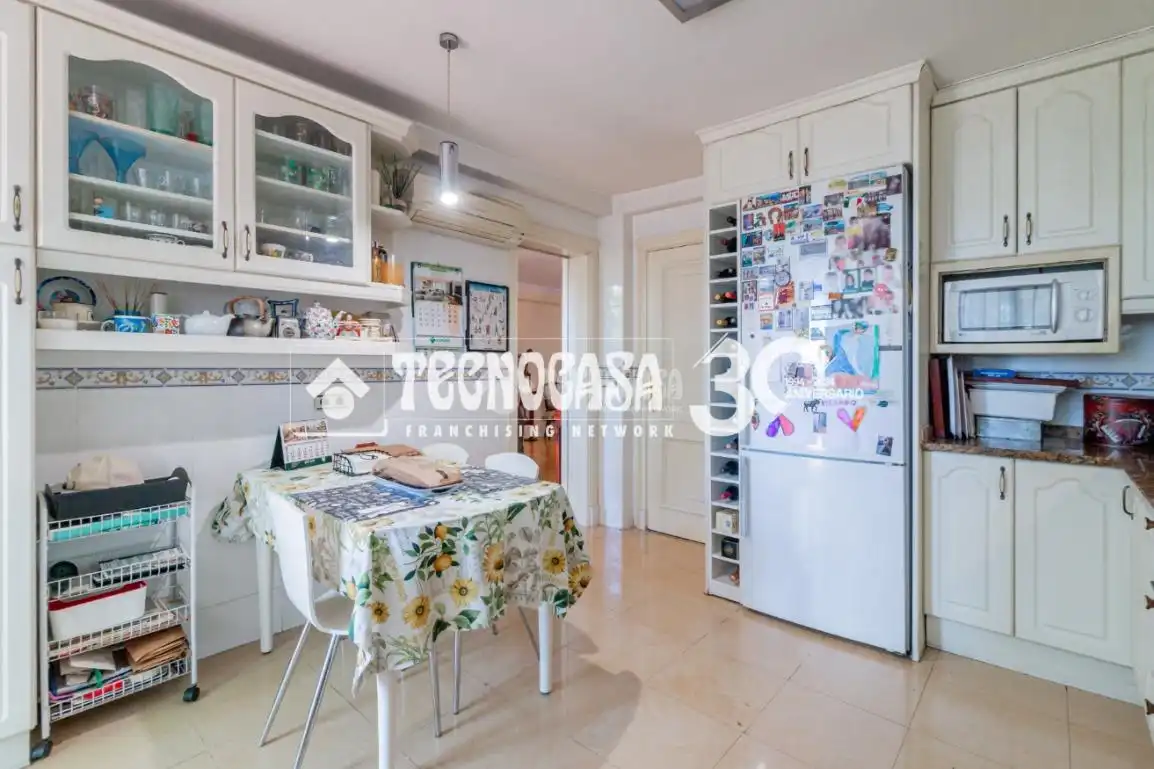 Cuina de Casa adosada en venda en Madrid amb Aire condicionat, Calefacció i Terrassa