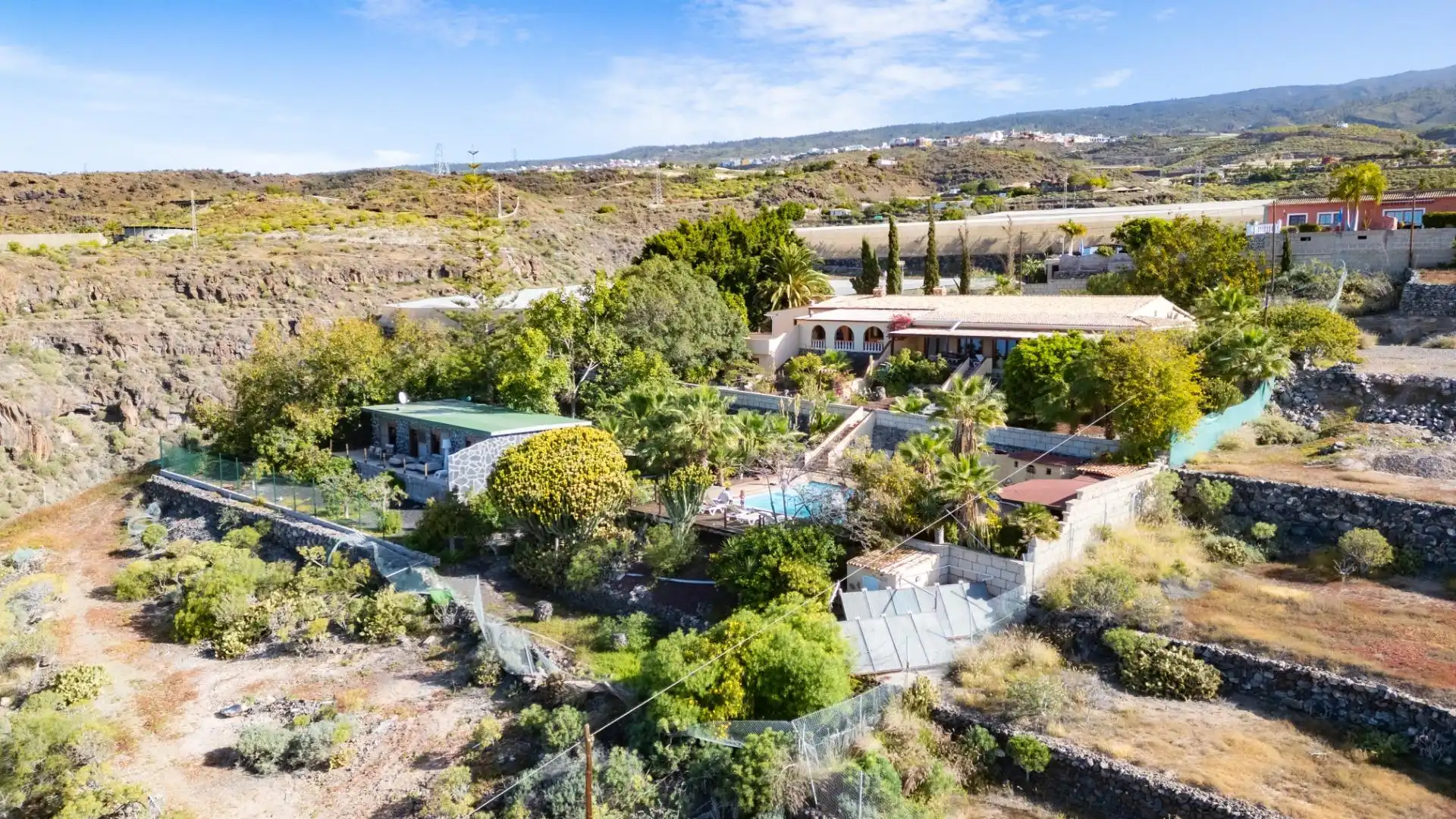 Vista exterior de Casa o xalet en venda en Guía de Isora amb Aire condicionat, Jardí privat i Terrassa