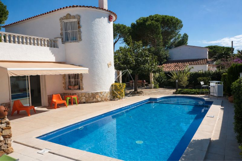Piscina de Casa o xalet en venda en L'Escala amb Aire condicionat, Calefacció i Jardí privat