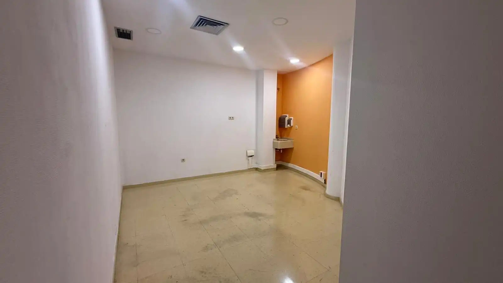 Commercial properties for rent in Almería  with Air Conditioner, Furnished and Alarm