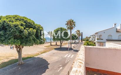 Vista exterior de Casa o xalet en venda en Cambrils amb Aire condicionat, Jardí privat i Terrassa