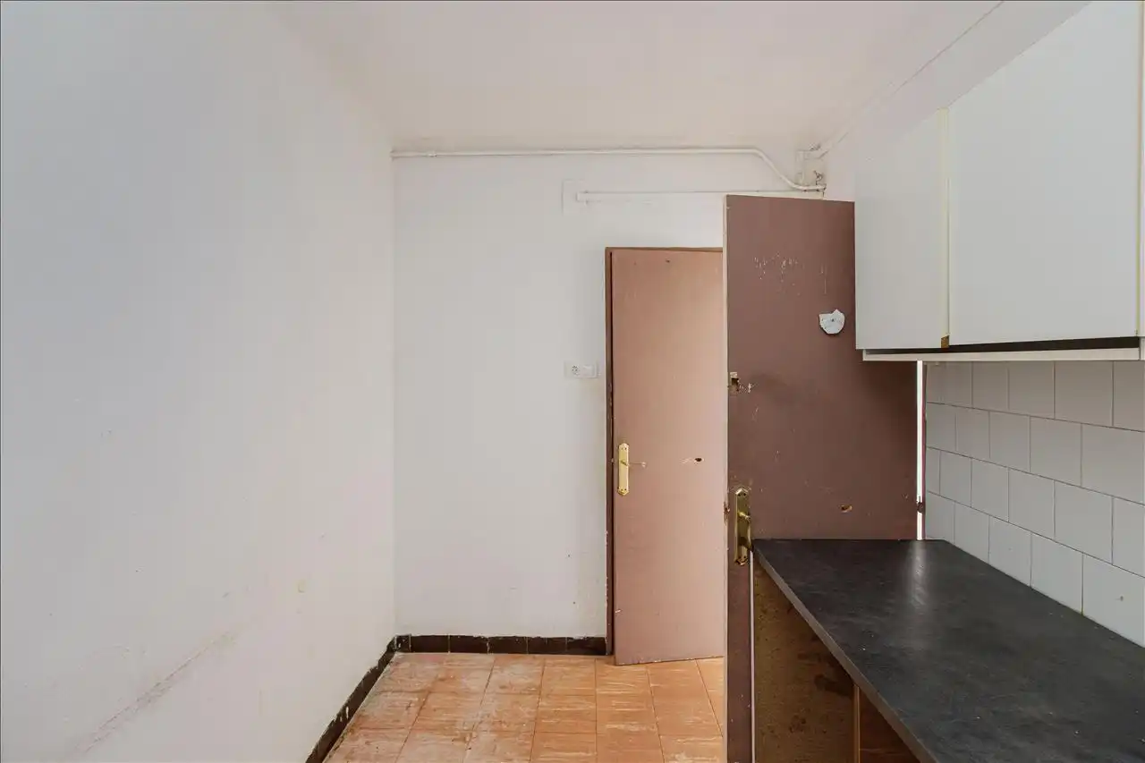 Küche von Wohnung zum Verkauf in Salt mit Terrasse