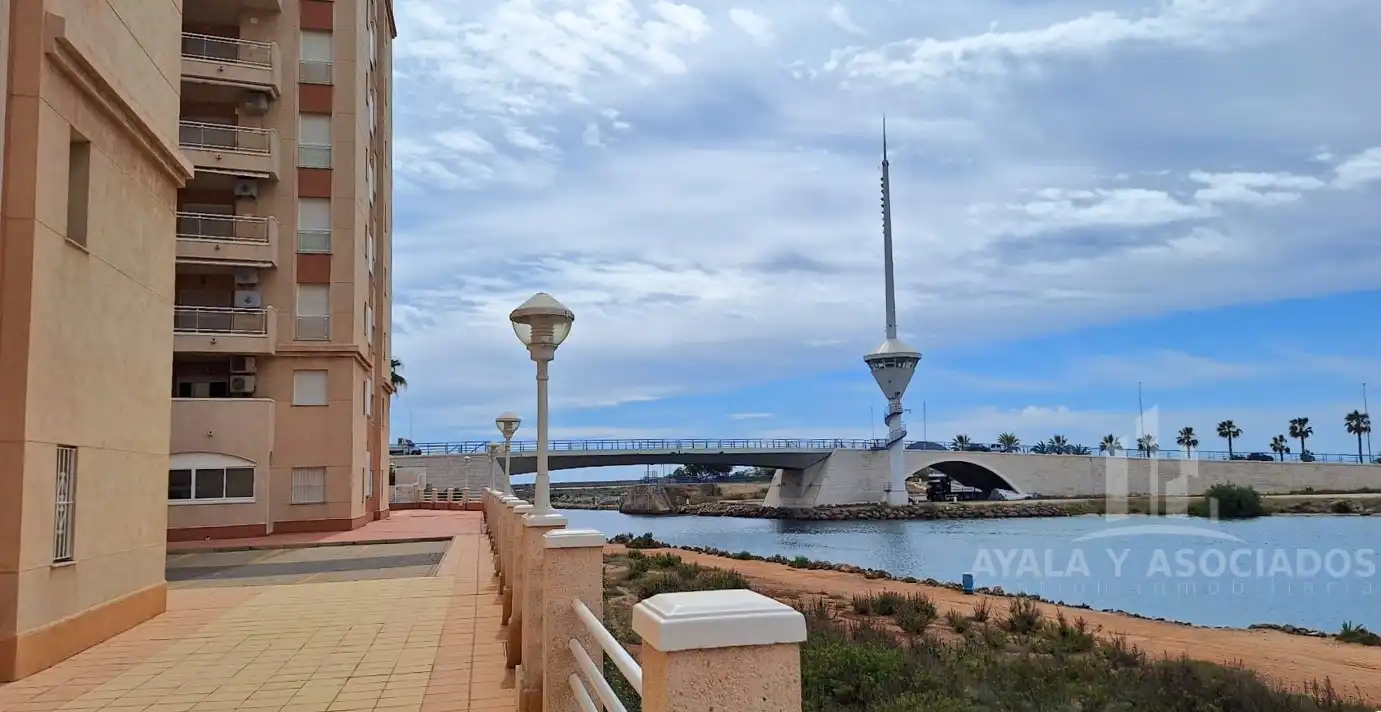 Vista exterior de Piso en venta en La Manga del Mar Menor con Terraza, Trastero y Piscina comunitaria