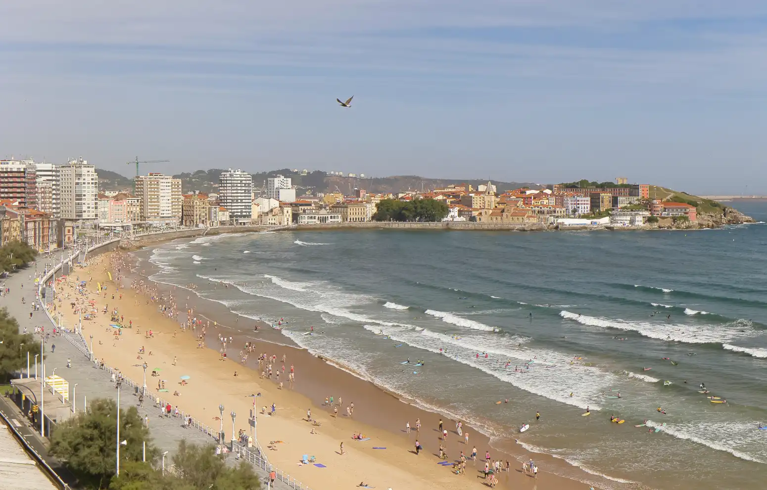Vista exterior de Àtic en venda en Gijón  amb Calefacció, Parquet i Terrassa