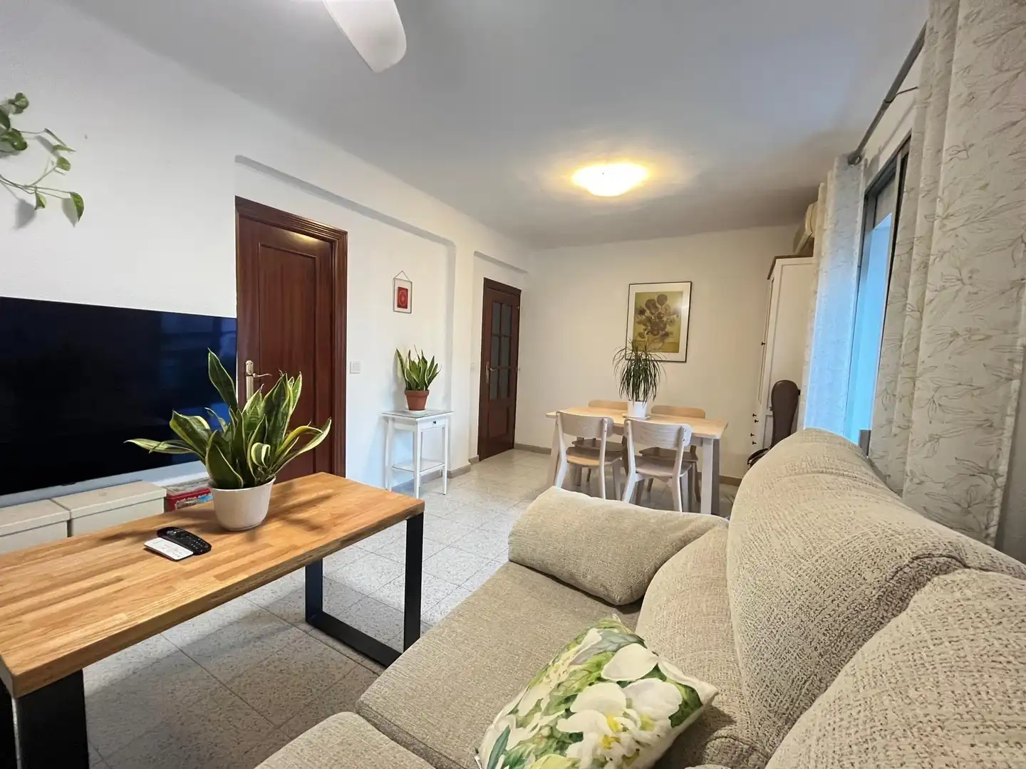 Living room of Flat for sale in Sevilla  with Air Conditioner, Furnished and Balcony