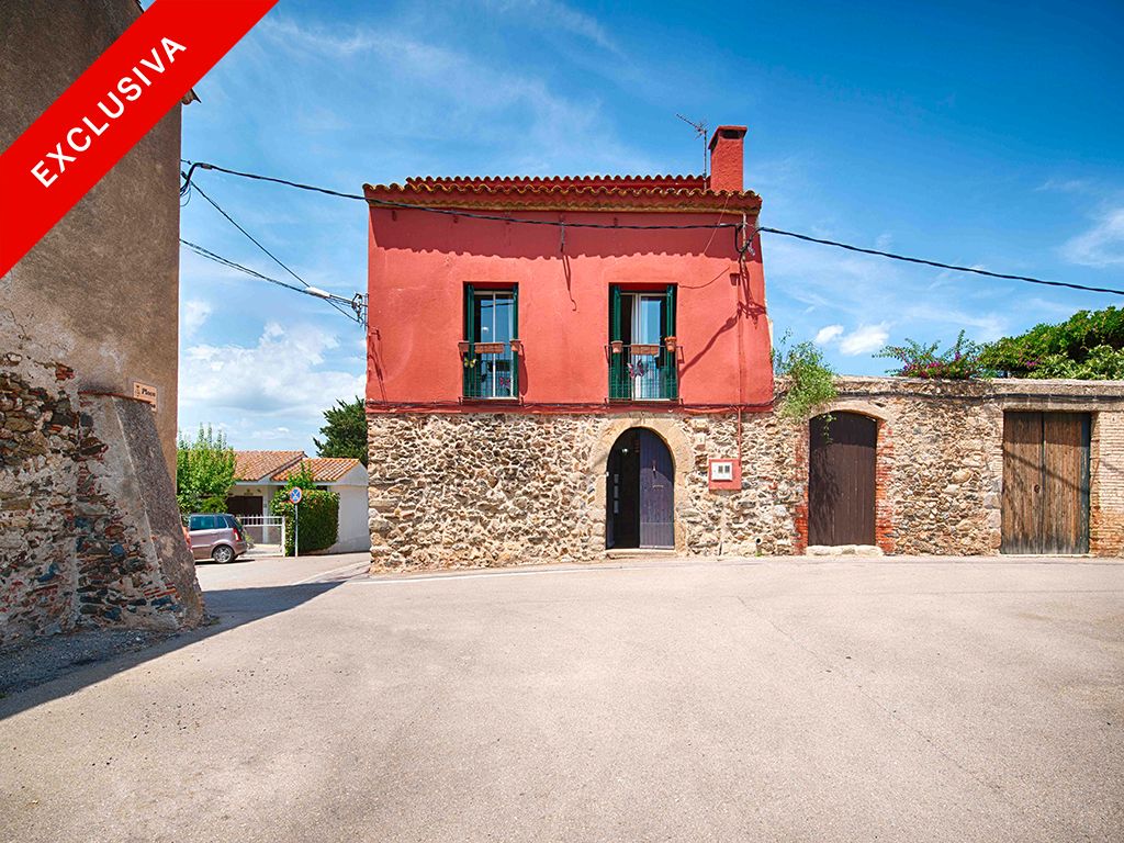 Casa adosada en venda a Carrer Principal, Garriguella