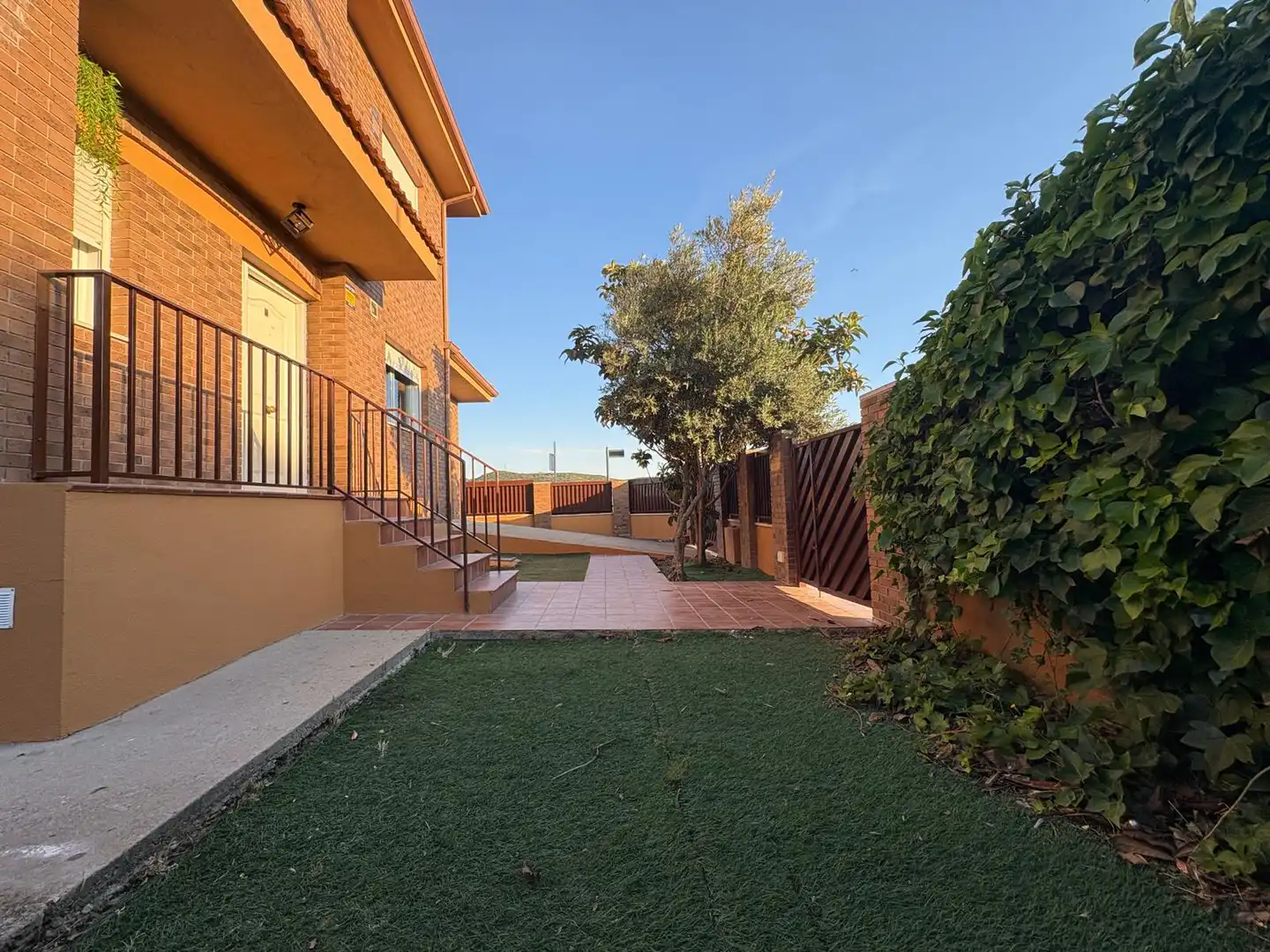 Vista exterior de Casa o xalet en venda en Torres de la Alameda amb Aire condicionat, Calefacció i Jardí privat