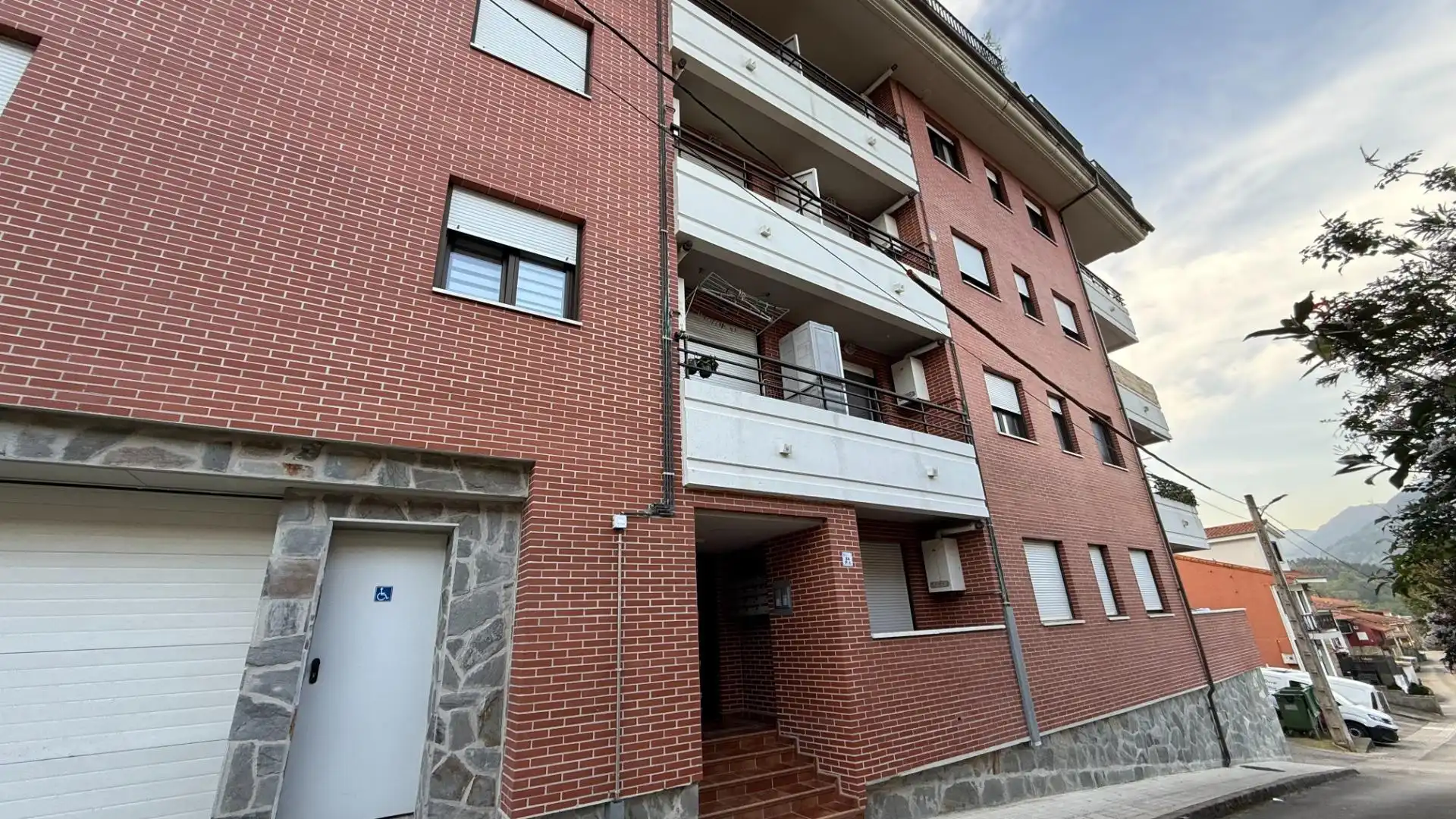 Außenansicht von Gebäude zum Verkauf in Limpias