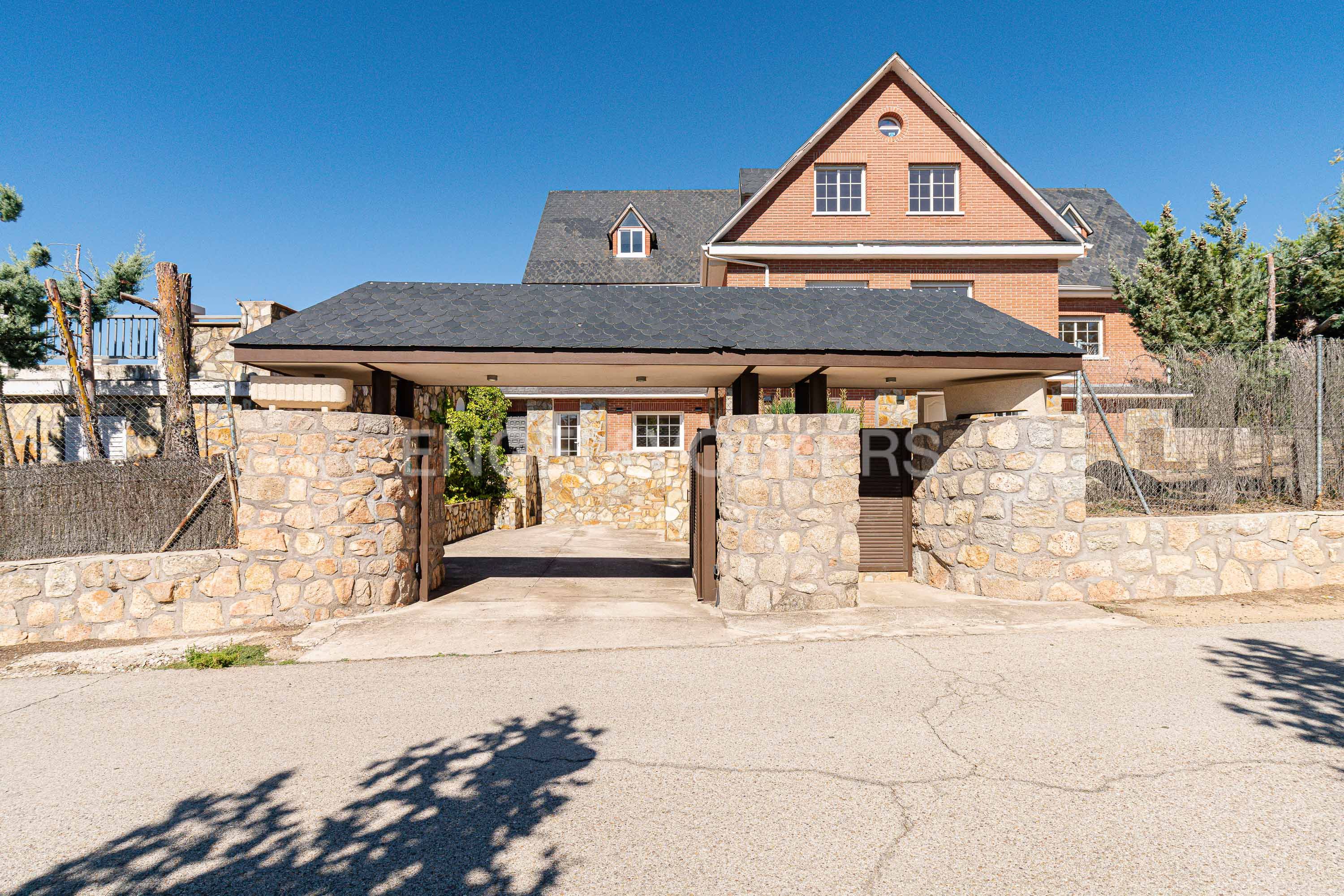 Exterior view of House or chalet for sale in Valdemorillo  with Heating, Private garden and Terrace