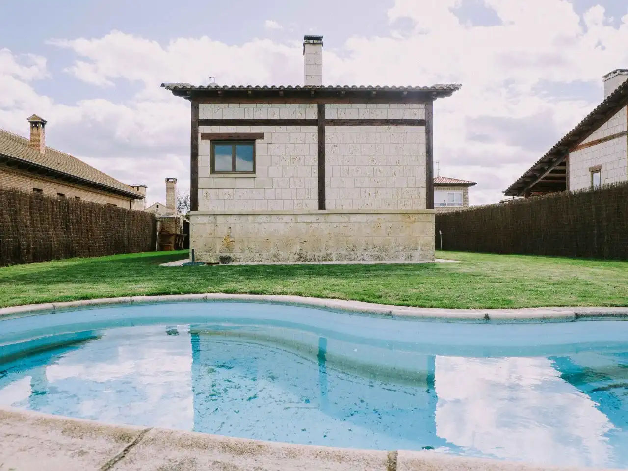 Swimming pool of Houses for sale in Husillos , Palencia
