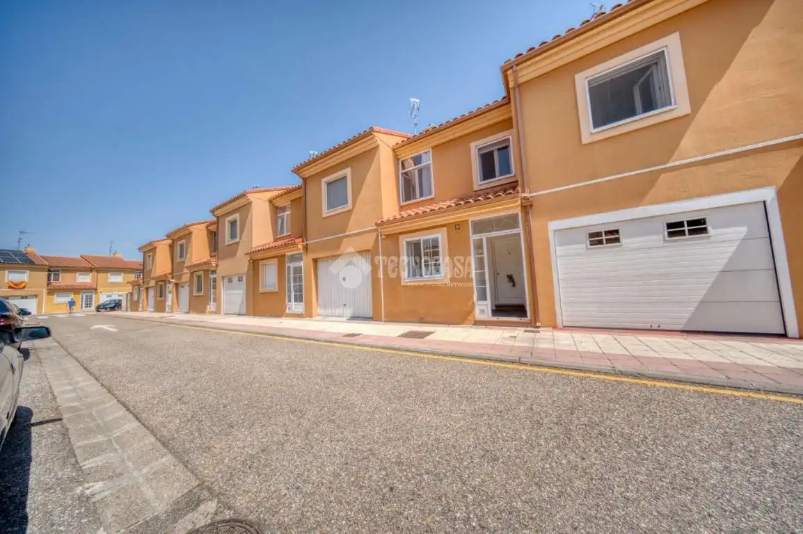 Vista exterior de Casa adosada en venta en Aldeamayor de San Martín con Calefacción y Jardín privado