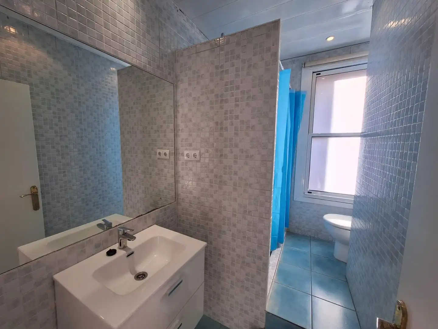 Badezimmer von Wohnung zum Verkauf in Barcelona mit Klimaanlage und Heizung