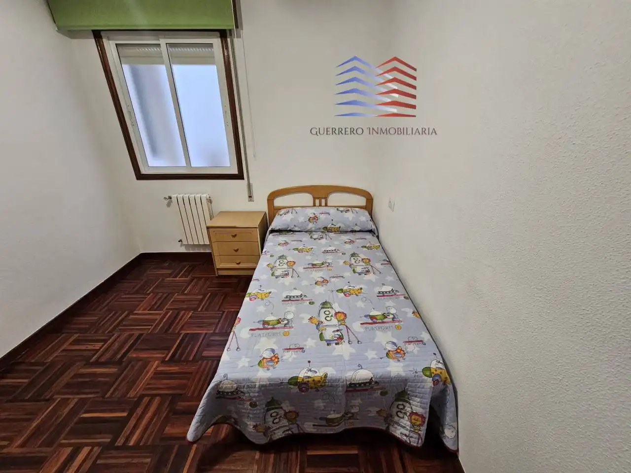 Dormitori de Apartament de lloguer en Ourense Capital  amb Calefacció, Parquet i Moblat